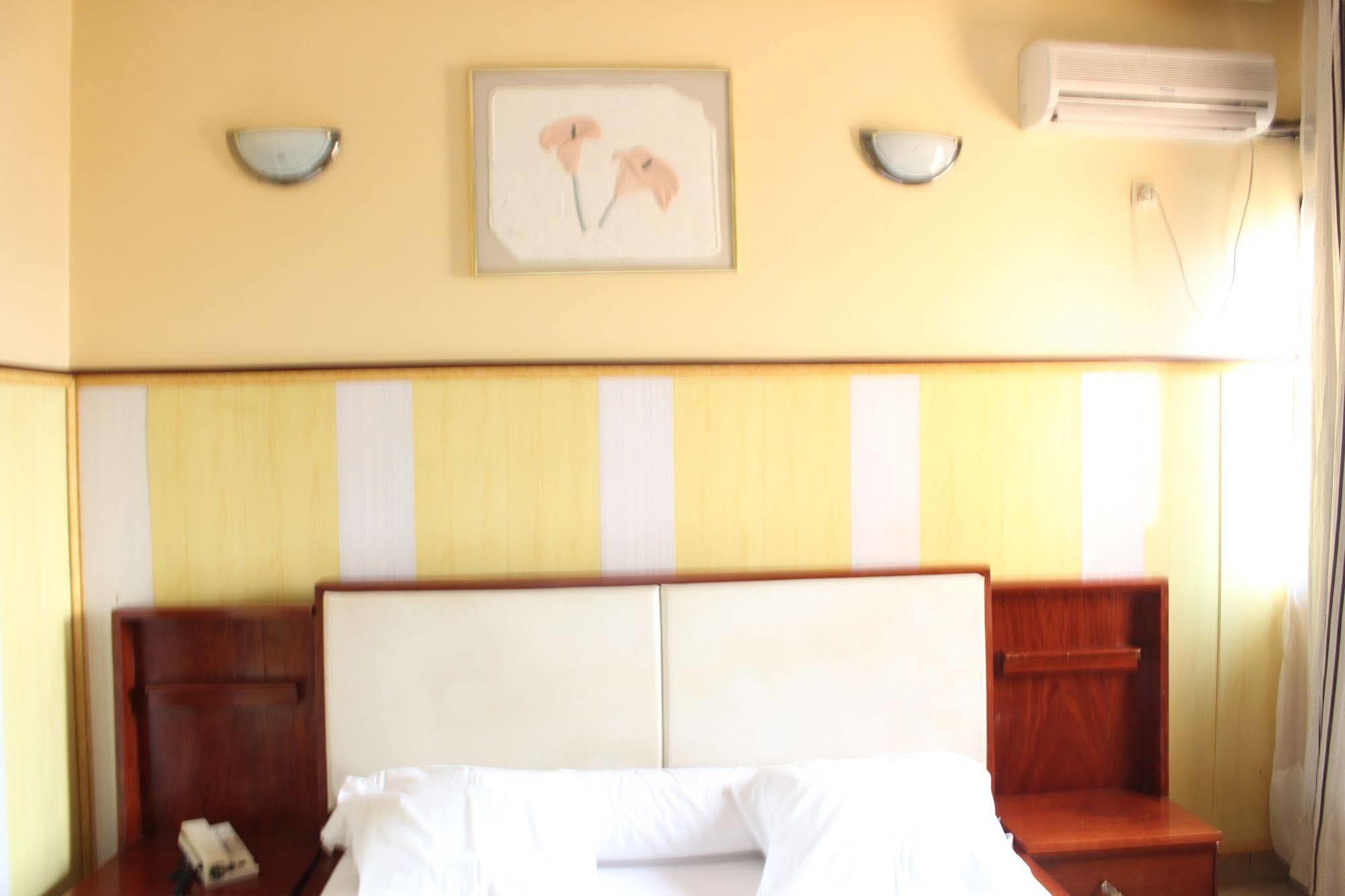 Hotel Santa Lucia Yaoundé 外观 照片